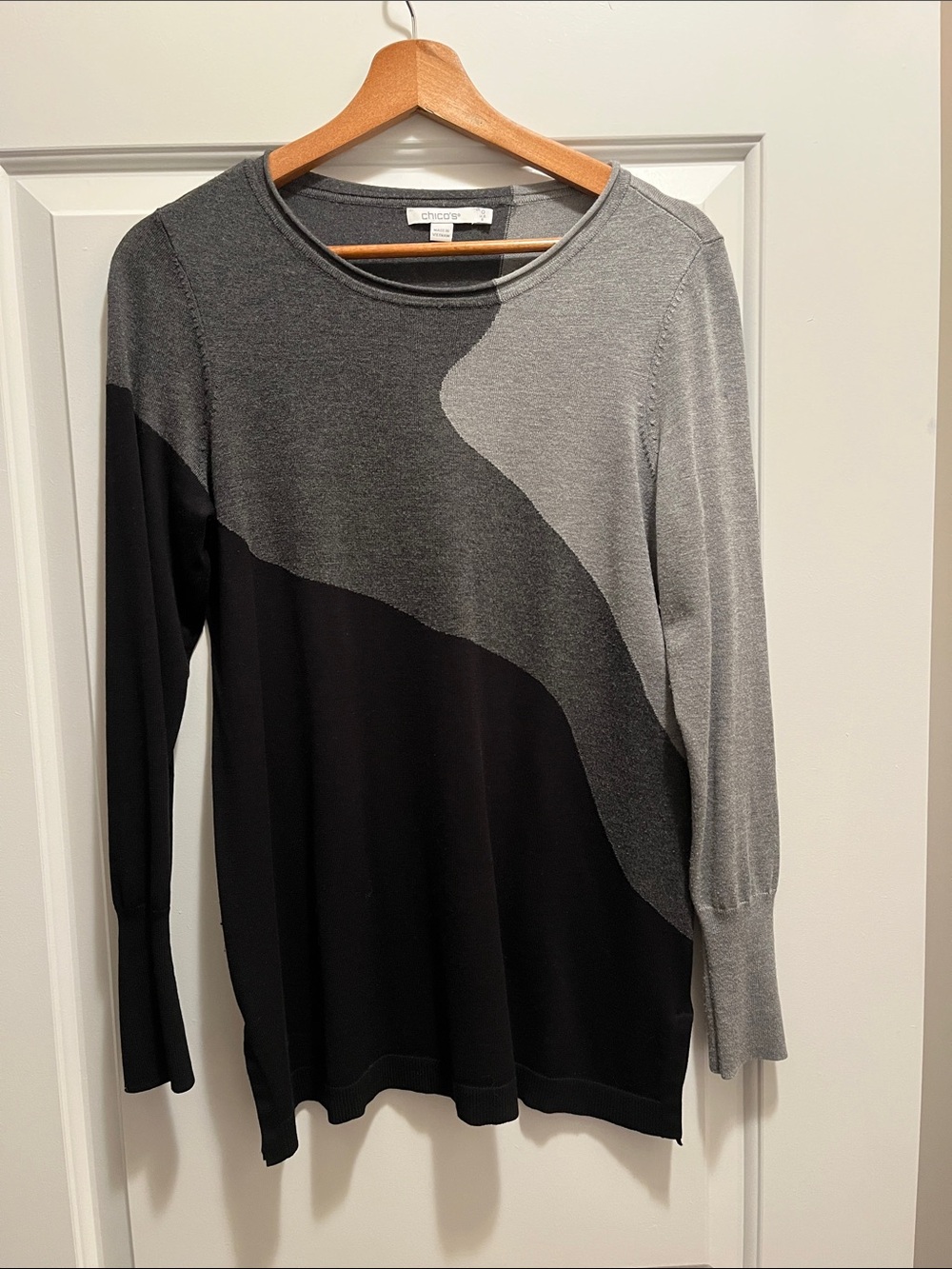 Chico's Black and Gray Wave Colorblock Crewneck Sweater